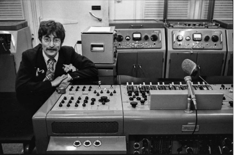 Click Here To Enlarge This Photo Of John Lennon - Console